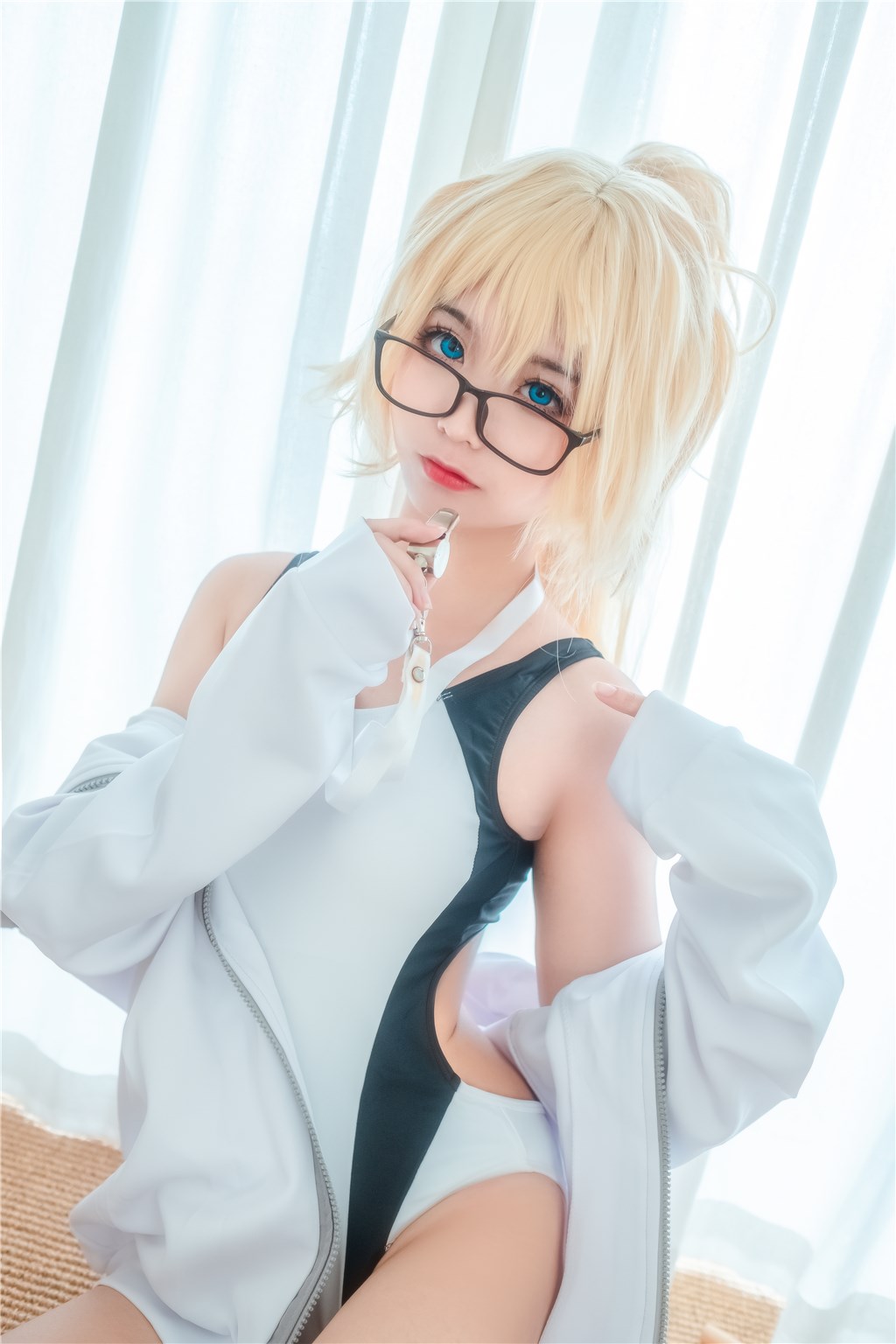 91黑料网快讯：露天酒吧中偶像与情人低语传情，温柔互动令人感动