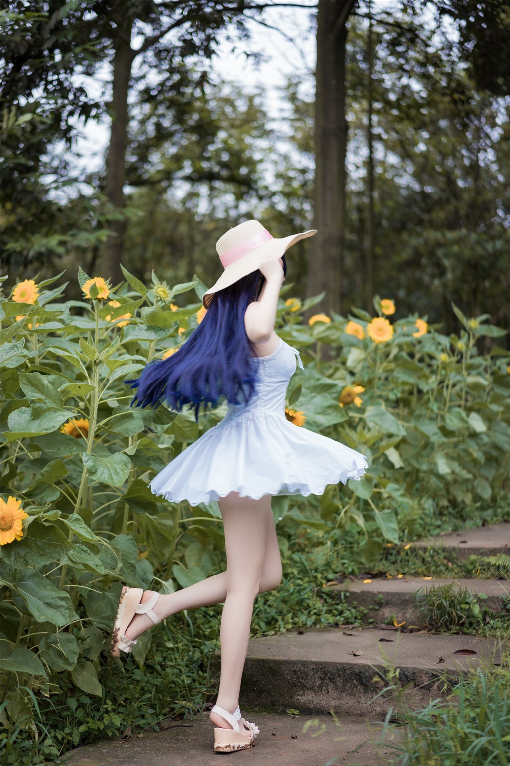 91黑料网速递：街角偶遇疑似偶像与情人低调牵手，浪漫场面引爆全网